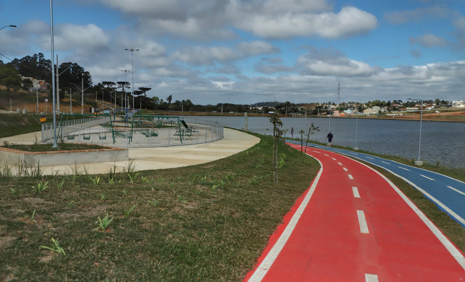 O Governo do Paraná aprovou 3.225 ações para promover o desenvolvimento da estrutura urbana dos Municípios, desde 1º de janeiro de 2019 até o último dia três de novembro. São obras e aquisições de máquinas, equipamentos e serviços, que, somadas, chegam a R$ 1,87 bilhão para Municípios de todas as Regiões do Estado. São autorizadas pela Secretaria do Desenvolvimento Urbano e de Obras Públicas (SEDU), com operação do Serviço Social Autônomo (Paranacidade, vinculado às SEDU).