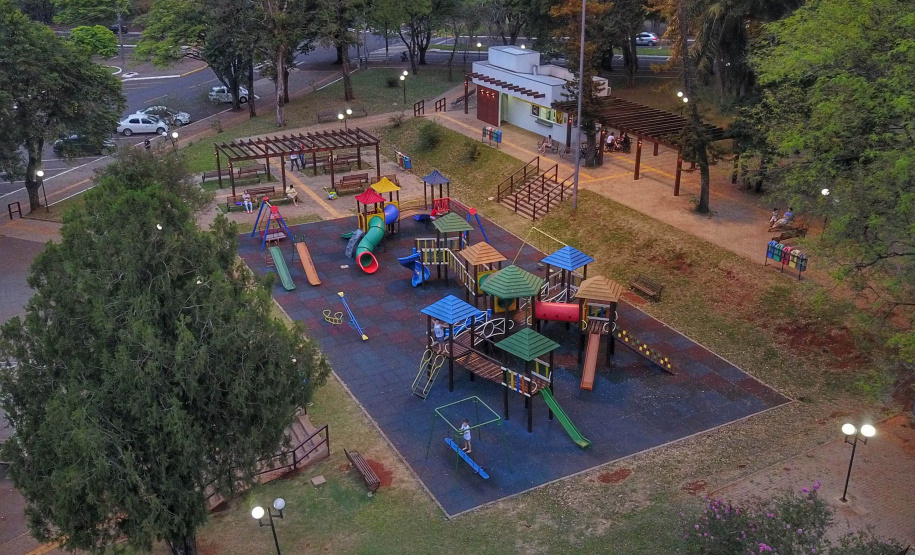 O Governo do Paraná aprovou 3.225 ações para promover o desenvolvimento da estrutura urbana dos Municípios, desde 1º de janeiro de 2019 até o último dia três de novembro. São obras e aquisições de máquinas, equipamentos e serviços, que, somadas, chegam a R$ 1,87 bilhão para Municípios de todas as Regiões do Estado. São autorizadas pela Secretaria do Desenvolvimento Urbano e de Obras Públicas (SEDU), com operação do Serviço Social Autônomo (Paranacidade, vinculado às SEDU).