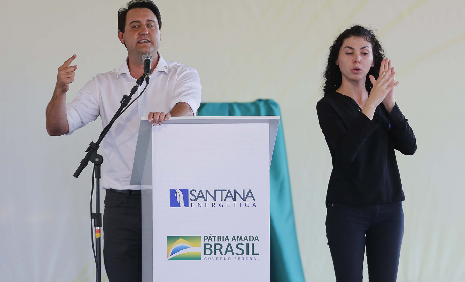 O governador Carlos Massa Ratinho Junior e o presidente da República Jair Bolsonaro assinaram nesta sexta-feira (06) o convênio que vai permitir a reestruturação e modernização de parte do trecho paranaense da BR-487, a chamada Estrada Boiadeira.