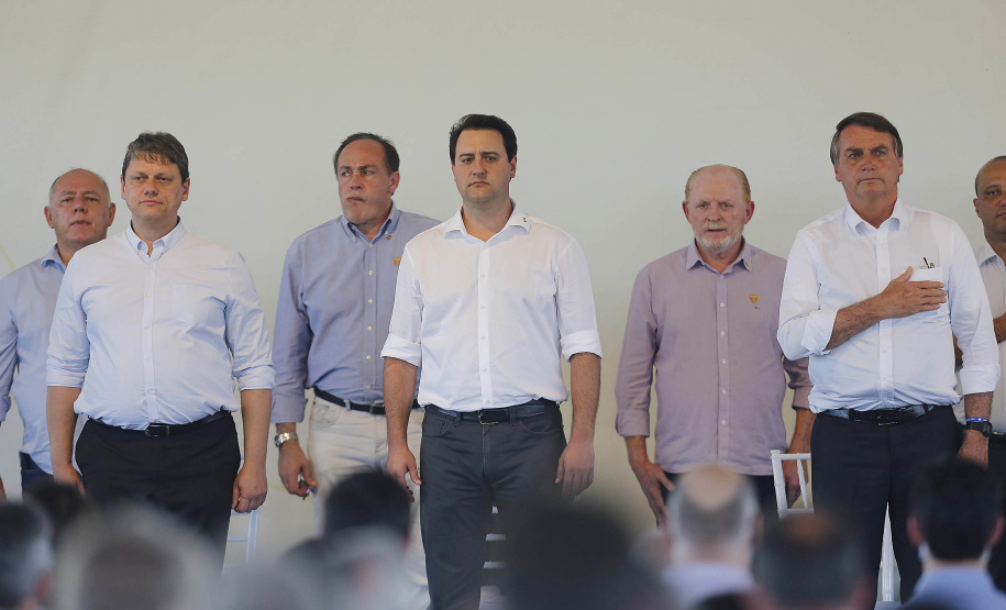 O governador Carlos Massa Ratinho Junior e o presidente da República Jair Bolsonaro assinaram nesta sexta-feira (06) o convênio que vai permitir a reestruturação e modernização de parte do trecho paranaense da BR-487, a chamada Estrada Boiadeira.