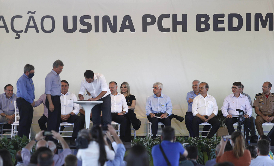 O governador Carlos Massa Ratinho Junior e o presidente da República Jair Bolsonaro assinaram nesta sexta-feira (06) o convênio que vai permitir a reestruturação e modernização de parte do trecho paranaense da BR-487, a chamada Estrada Boiadeira.