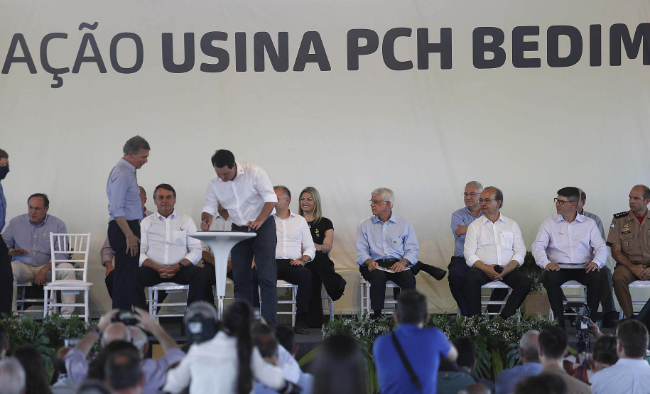 O governador Carlos Massa Ratinho Junior e o presidente da República Jair Bolsonaro assinaram nesta sexta-feira (06) o convênio que vai permitir a reestruturação e modernização de parte do trecho paranaense da BR-487, a chamada Estrada Boiadeira.