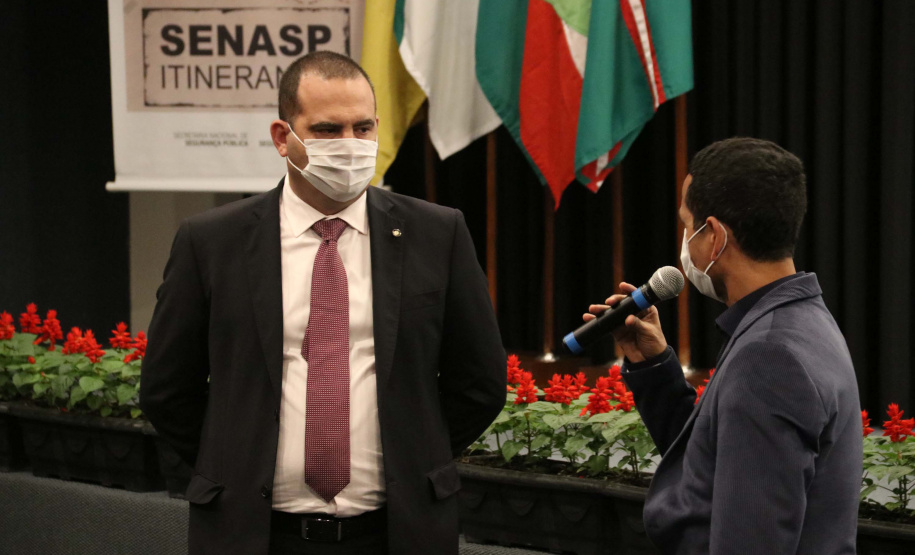 O encerramento do evento Senasp Itinerante, organizado Secretaria Nacional de Segurança Pública (SENASP), do Ministério da Justiça e Segurança Pública ocorreu nesta sexta-feira (06/11). No último dia do encontro foram feitas reuniões com os comandantes do Corpo de Bombeiros e diretores da Polícia Científica da região sul do país. Além disso, duas câmaras temáticas, uma sobre emendas parlamentares e outra sobre georreferenciamento e geointeligência, concluíram o evento.Foto:SESP