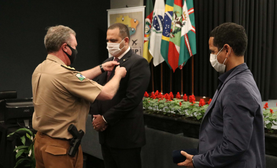 O encerramento do evento Senasp Itinerante, organizado Secretaria Nacional de Segurança Pública (SENASP), do Ministério da Justiça e Segurança Pública ocorreu nesta sexta-feira (06/11). No último dia do encontro foram feitas reuniões com os comandantes do Corpo de Bombeiros e diretores da Polícia Científica da região sul do país. Além disso, duas câmaras temáticas, uma sobre emendas parlamentares e outra sobre georreferenciamento e geointeligência, concluíram o evento.Foto:SESP