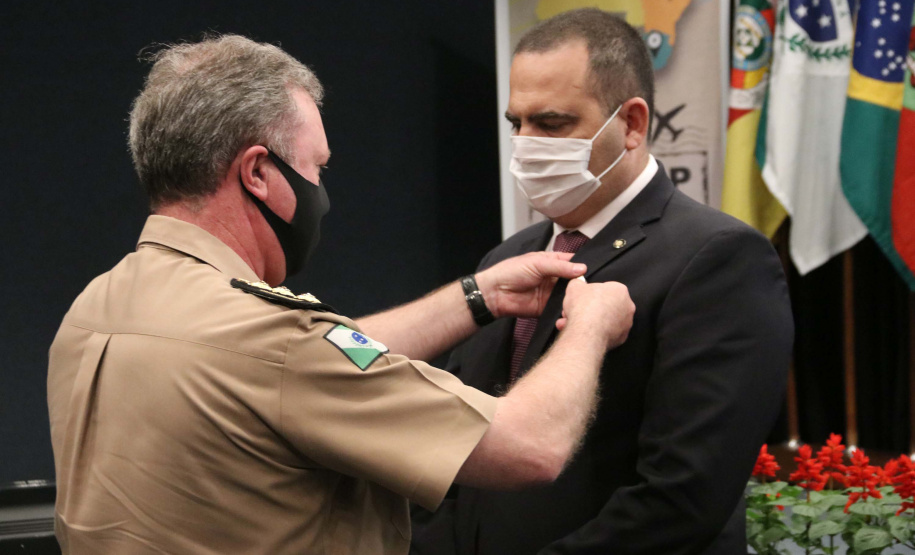 O encerramento do evento Senasp Itinerante, organizado Secretaria Nacional de Segurança Pública (SENASP), do Ministério da Justiça e Segurança Pública ocorreu nesta sexta-feira (06/11). No último dia do encontro foram feitas reuniões com os comandantes do Corpo de Bombeiros e diretores da Polícia Científica da região sul do país. Além disso, duas câmaras temáticas, uma sobre emendas parlamentares e outra sobre georreferenciamento e geointeligência, concluíram o evento.Foto:SESP