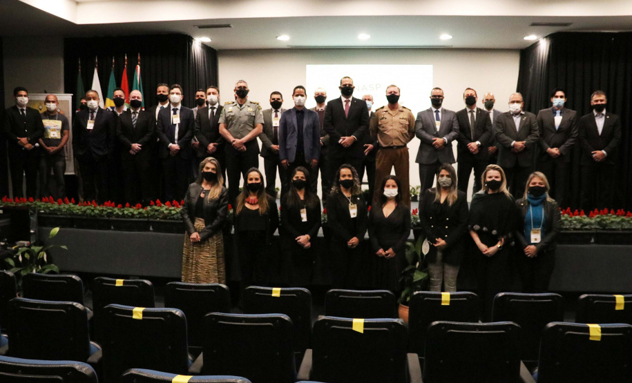 O encerramento do evento Senasp Itinerante, organizado Secretaria Nacional de Segurança Pública (SENASP), do Ministério da Justiça e Segurança Pública ocorreu nesta sexta-feira (06/11). No último dia do encontro foram feitas reuniões com os comandantes do Corpo de Bombeiros e diretores da Polícia Científica da região sul do país. Além disso, duas câmaras temáticas, uma sobre emendas parlamentares e outra sobre georreferenciamento e geointeligência, concluíram o evento.Foto:SESP