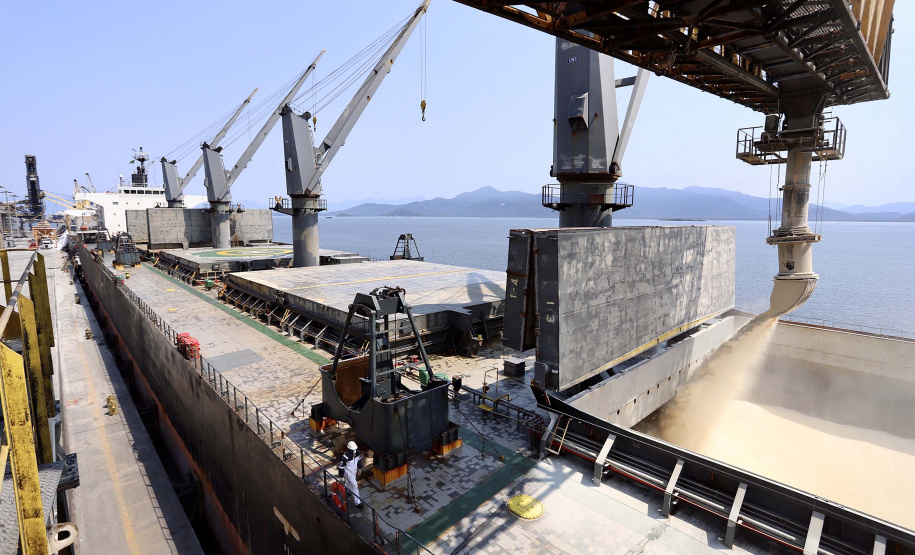 Movimento de dez meses indica novo recorde dos portos do Paraná neste ano