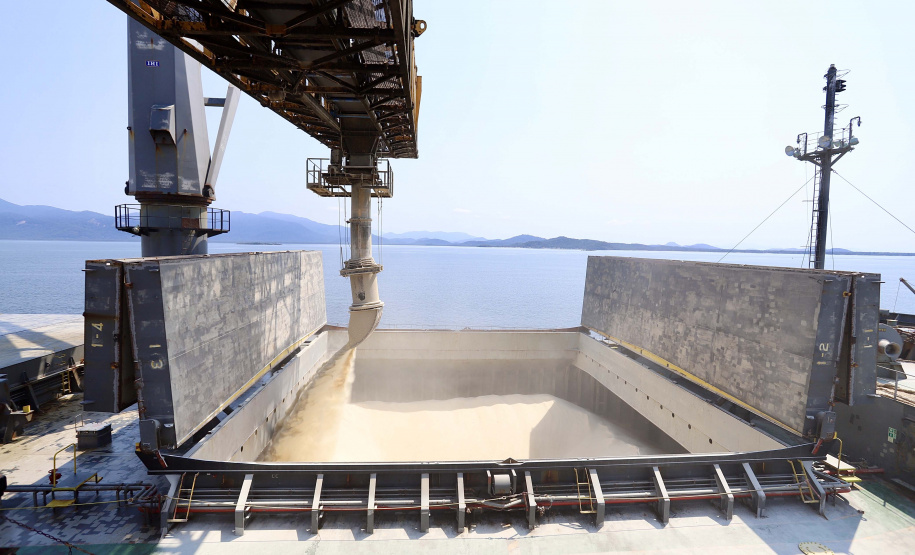 Movimento de dez meses indica novo recorde dos portos do Paraná neste ano