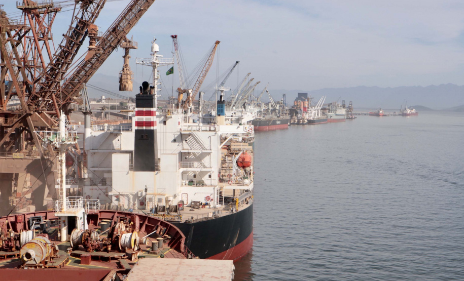 Movimento de dez meses indica novo recorde dos portos do Paraná neste ano