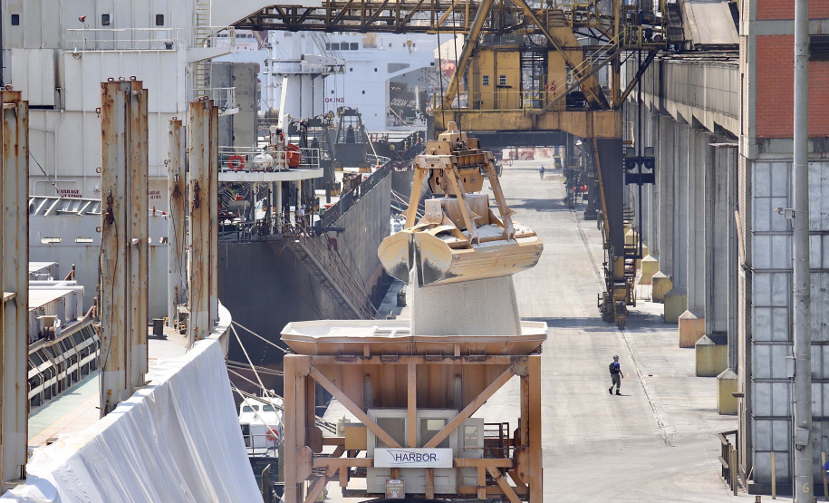 Movimento de dez meses indica novo recorde dos portos do Paraná neste ano