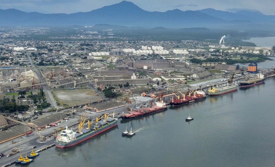 Movimento de dez meses indica novo recorde dos portos do Paraná neste ano