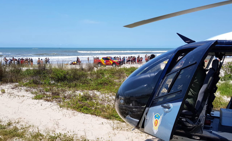 Neste final de semana, o helicóptero Falcão 8 foi acionado para o resgate de três pessoas que estavam se afogando no Litoral. Um jovem está internado no Hospital Regional de Paranaguá. Conforme o Corpo de Bombeiros, entre sábado e domingo foram registrados 13 afogamentos no Estado. Foto: BPMOA
