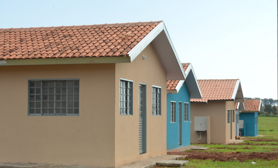 Famílias que vivem em situação de vulnerabilidade social dos municípios do Noroeste do Paraná terão a oportunidade de conquistar a casa própria sem pagar nada por isso. O Governo do Estado autorizou o início das obras de construção de 37 novas casas populares em Querência do Norte e outras 34 unidades em Santa Cruz de Monte Castelo, cuja entrega está prevista para o primeiro semestre de 2021.  Foto: Cohapar