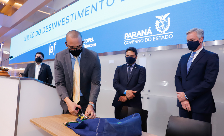 A venda da subsidiária de telecomunicações da Copel arrecadou R$ 2,39 bilhões.Para o governador Carlos Massa Ratinho Junior, o bom resultado demonstra a solidez da companhia e o processo de transparência que acompanhou a privatização, a primeira em 20 anos no Estado.
