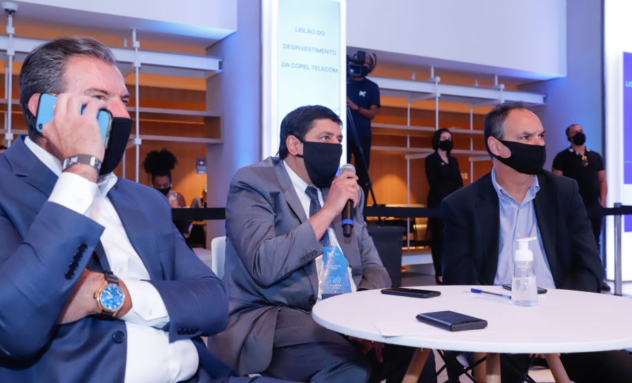 A venda da subsidiária de telecomunicações da Copel arrecadou R$ 2,39 bilhões.Para o governador Carlos Massa Ratinho Junior, o bom resultado demonstra a solidez da companhia e o processo de transparência que acompanhou a privatização, a primeira em 20 anos no Estado.