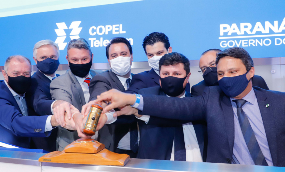 A venda da subsidiária de telecomunicações da Copel arrecadou R$ 2,39 bilhões.Para o governador Carlos Massa Ratinho Junior, o bom resultado demonstra a solidez da companhia e o processo de transparência que acompanhou a privatização, a primeira em 20 anos no Estado.