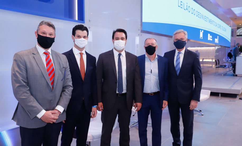 A venda da subsidiária de telecomunicações da Copel arrecadou R$ 2,39 bilhões.Para o governador Carlos Massa Ratinho Junior, o bom resultado demonstra a solidez da companhia e o processo de transparência que acompanhou a privatização, a primeira em 20 anos no Estado.