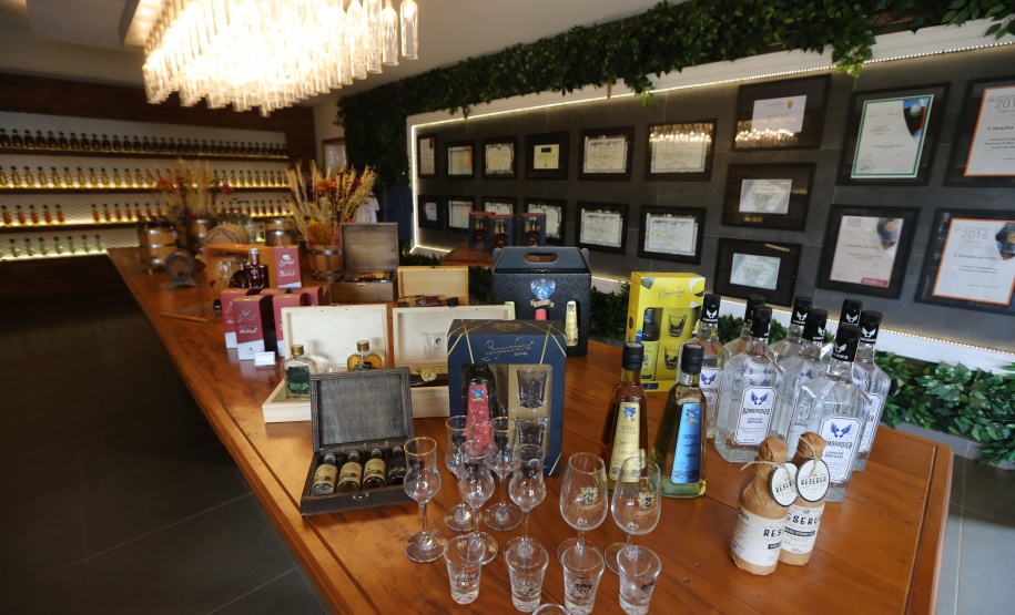 FEITO NO PARANA - Cachaça Companheira Melhor Cachaça Extra Premium do Brasil. Eleita pelo IV Ranking da Cúpula da Cachaça. Considerada a Cachaça do ano de 2020 por atingir a maior pontuação entre todas as 50 finalistas do Ranking.Jandaia do Sul - 06/10/2020 - Foto: Geraldo Bubniak/AEN