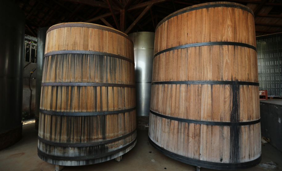 FEITO NO PARANA - Cachaça Companheira Melhor Cachaça Extra Premium do Brasil. Eleita pelo IV Ranking da Cúpula da Cachaça. Considerada a Cachaça do ano de 2020 por atingir a maior pontuação entre todas as 50 finalistas do Ranking.Jandaia do Sul - 06/10/2020 - Foto: Geraldo Bubniak/AEN