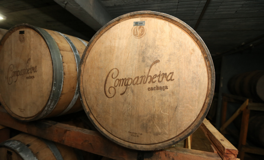 FEITO NO PARANA - Cachaça Companheira Melhor Cachaça Extra Premium do Brasil. Eleita pelo IV Ranking da Cúpula da Cachaça. Considerada a Cachaça do ano de 2020 por atingir a maior pontuação entre todas as 50 finalistas do Ranking.Jandaia do Sul - 06/10/2020 - Foto: Geraldo Bubniak/AEN