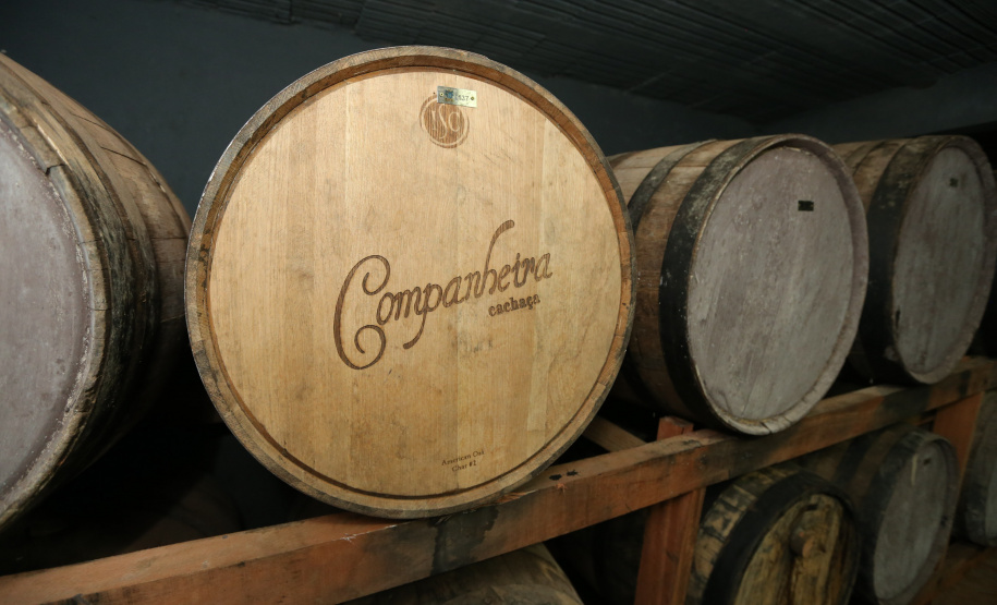 FEITO NO PARANA - Cachaça Companheira Melhor Cachaça Extra Premium do Brasil. Eleita pelo IV Ranking da Cúpula da Cachaça. Considerada a Cachaça do ano de 2020 por atingir a maior pontuação entre todas as 50 finalistas do Ranking.Jandaia do Sul - 06/10/2020 - Foto: Geraldo Bubniak/AEN