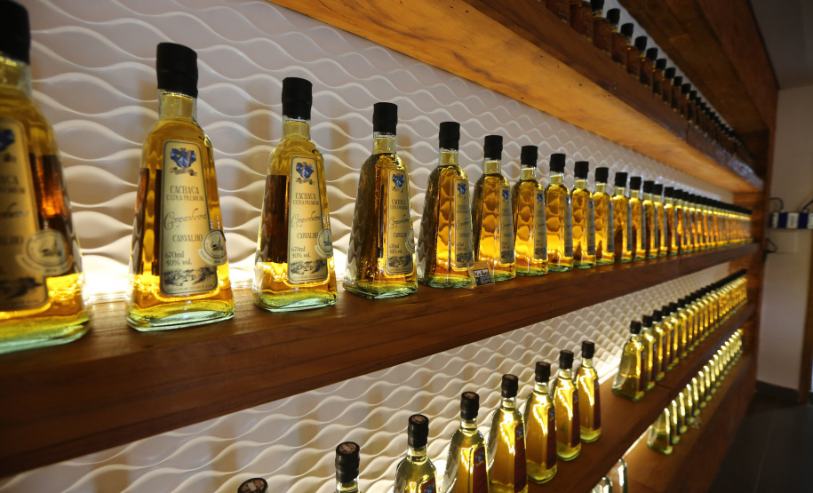 FEITO NO PARANA - Cachaça Companheira Melhor Cachaça Extra Premium do Brasil. Eleita pelo IV Ranking da Cúpula da Cachaça. Considerada a Cachaça do ano de 2020 por atingir a maior pontuação entre todas as 50 finalistas do Ranking.Jandaia do Sul - 06/10/2020 - Foto: Geraldo Bubniak/AEN