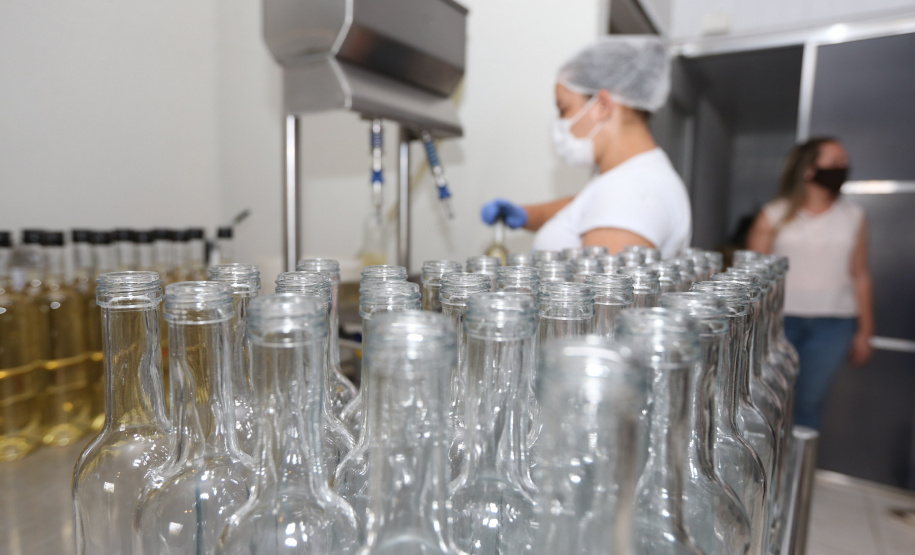 FEITO NO PARANA - Cachaça Companheira Melhor Cachaça Extra Premium do Brasil. Eleita pelo IV Ranking da Cúpula da Cachaça. Considerada a Cachaça do ano de 2020 por atingir a maior pontuação entre todas as 50 finalistas do Ranking.Jandaia do Sul - 06/10/2020 - Foto: Geraldo Bubniak/AEN