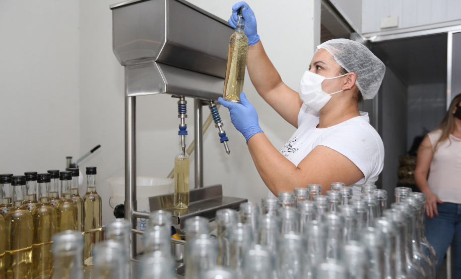 FEITO NO PARANA - Cachaça Companheira Melhor Cachaça Extra Premium do Brasil. Eleita pelo IV Ranking da Cúpula da Cachaça. Considerada a Cachaça do ano de 2020 por atingir a maior pontuação entre todas as 50 finalistas do Ranking.Jandaia do Sul - 06/10/2020 - Foto: Geraldo Bubniak/AEN