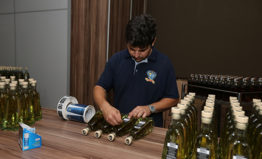 FEITO NO PARANA - Cachaça Companheira Melhor Cachaça Extra Premium do Brasil. Eleita pelo IV Ranking da Cúpula da Cachaça. Considerada a Cachaça do ano de 2020 por atingir a maior pontuação entre todas as 50 finalistas do Ranking.Jandaia do Sul - 06/10/2020 - Foto: Geraldo Bubniak/AEN