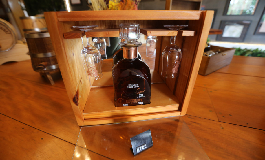 FEITO NO PARANA - Cachaça Companheira Melhor Cachaça Extra Premium do Brasil. Eleita pelo IV Ranking da Cúpula da Cachaça. Considerada a Cachaça do ano de 2020 por atingir a maior pontuação entre todas as 50 finalistas do Ranking.Jandaia do Sul - 06/10/2020 - Foto: Geraldo Bubniak/AEN