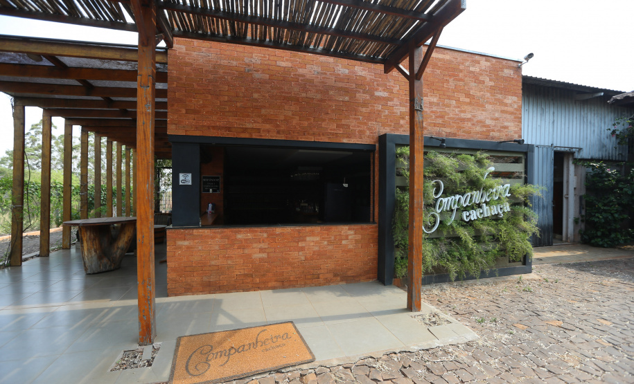 FEITO NO PARANA - Cachaça Companheira Melhor Cachaça Extra Premium do Brasil. Eleita pelo IV Ranking da Cúpula da Cachaça. Considerada a Cachaça do ano de 2020 por atingir a maior pontuação entre todas as 50 finalistas do Ranking.Jandaia do Sul - 06/10/2020 - Foto: Geraldo Bubniak/AEN