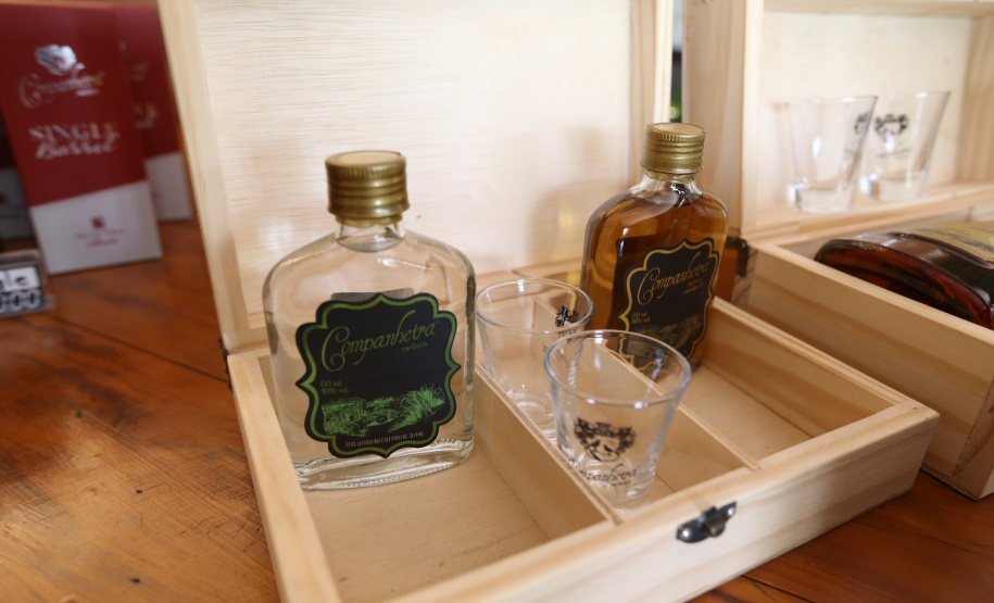 FEITO NO PARANA - Cachaça Companheira Melhor Cachaça Extra Premium do Brasil. Eleita pelo IV Ranking da Cúpula da Cachaça. Considerada a Cachaça do ano de 2020 por atingir a maior pontuação entre todas as 50 finalistas do Ranking.Jandaia do Sul - 06/10/2020 - Foto: Geraldo Bubniak/AEN