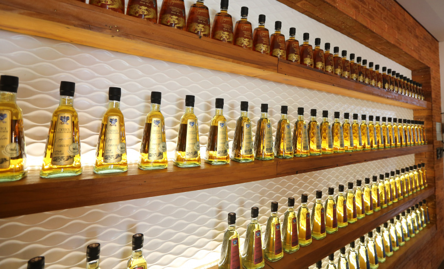 FEITO NO PARANA - Cachaça Companheira Melhor Cachaça Extra Premium do Brasil. Eleita pelo IV Ranking da Cúpula da Cachaça. Considerada a Cachaça do ano de 2020 por atingir a maior pontuação entre todas as 50 finalistas do Ranking.Jandaia do Sul - 06/10/2020 - Foto: Geraldo Bubniak/AEN