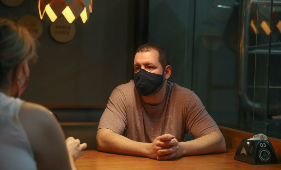 FEITO NO PARANA - Cervejaria Cathedral, de Maringa, que foi eleita por três anos consecutivos como a melhor cervejaria do Brasil, pelo Concurso Brasileiro de Cervejas, em 2018, 2019 e 2020. Na foto, Daniel Chaves da Silveira , sócio-proprietário da cervejaria.Maringa - 07/10/2020 - Foto: Geraldo Bubniak/AEN