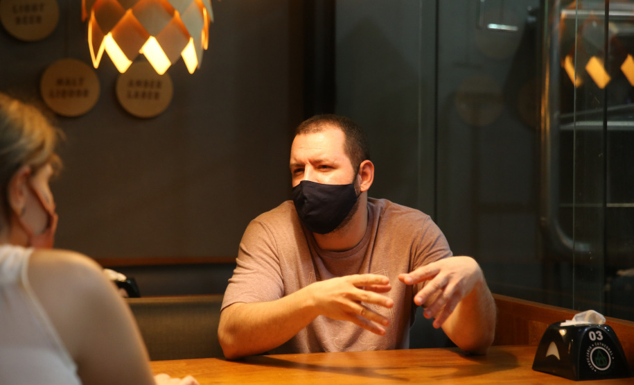 FEITO NO PARANA - Cervejaria Cathedral, de Maringa, que foi eleita por três anos consecutivos como a melhor cervejaria do Brasil, pelo Concurso Brasileiro de Cervejas, em 2018, 2019 e 2020. Na foto, Daniel Chaves da Silveira , sócio-proprietário da cervejaria.Maringa - 07/10/2020 - Foto: Geraldo Bubniak/AEN