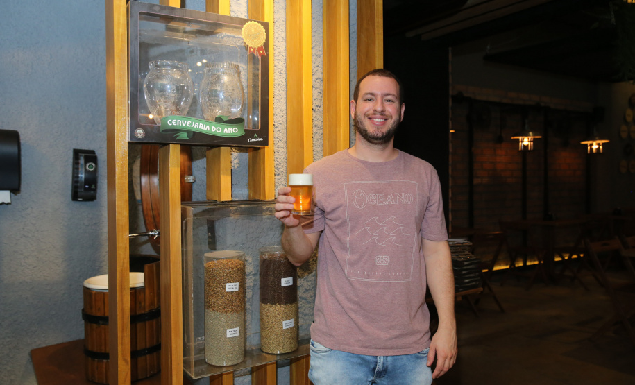 FEITO NO PARANA - Cervejaria Cathedral, de Maringa, que foi eleita por três anos consecutivos como a melhor cervejaria do Brasil, pelo Concurso Brasileiro de Cervejas, em 2018, 2019 e 2020. Na foto, Daniel Chaves da Silveira , sócio-proprietário da cervejaria.Maringa - 07/10/2020 - Foto: Geraldo Bubniak/AEN