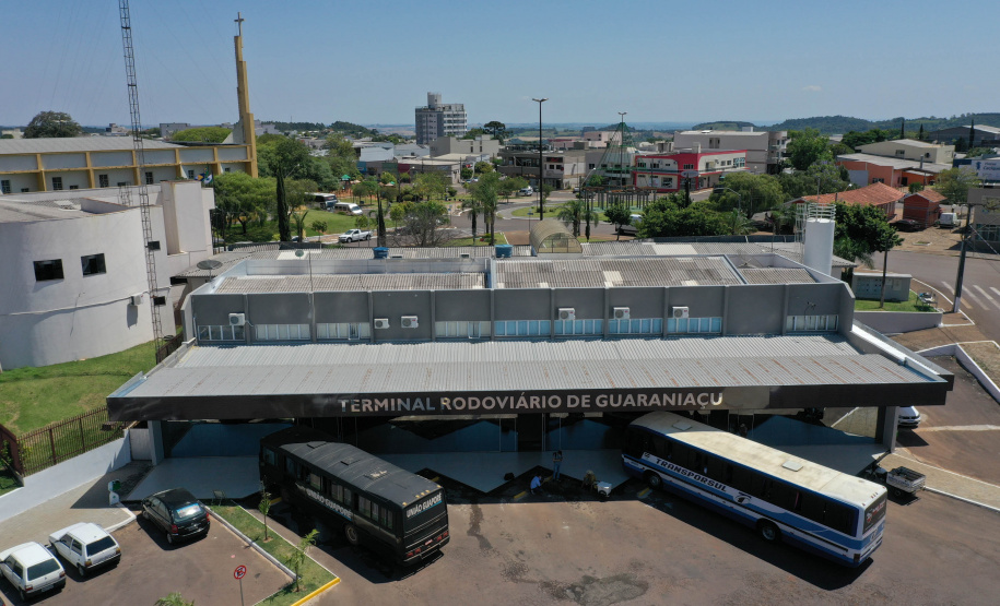 O terminal rodoviário de Guaraniaçu, no Centro-Sul do Estado, é uma extensão da vida de Otacílio de Oliveira. É lá, vendendo sorvetes e picolés, que ele ganha dinheiro para cuidar da família. Os produtos partem de R$ 1,25, dos mais variados tipos de fruta. O sorveteiro anda que é só sorrisos ultimamente. O movimento, diz, melhorou muito depois que o complexo foi reformado.