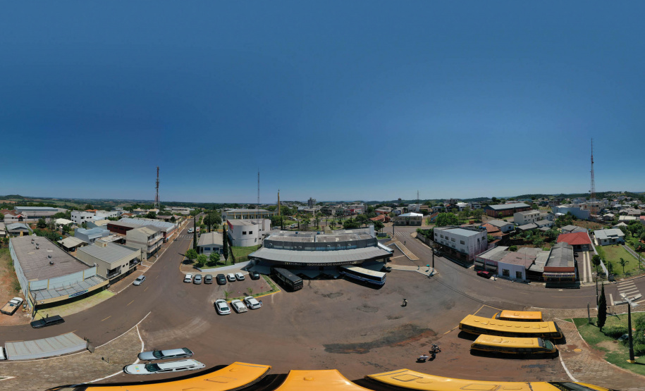 O terminal rodoviário de Guaraniaçu, no Centro-Sul do Estado, é uma extensão da vida de Otacílio de Oliveira. É lá, vendendo sorvetes e picolés, que ele ganha dinheiro para cuidar da família. Os produtos partem de R$ 1,25, dos mais variados tipos de fruta. O sorveteiro anda que é só sorrisos ultimamente. O movimento, diz, melhorou muito depois que o complexo foi reformado.