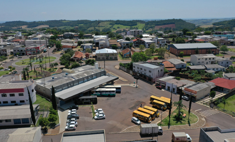 O terminal rodoviário de Guaraniaçu, no Centro-Sul do Estado, é uma extensão da vida de Otacílio de Oliveira. É lá, vendendo sorvetes e picolés, que ele ganha dinheiro para cuidar da família. Os produtos partem de R$ 1,25, dos mais variados tipos de fruta. O sorveteiro anda que é só sorrisos ultimamente. O movimento, diz, melhorou muito depois que o complexo foi reformado.