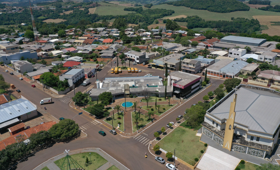 O terminal rodoviário de Guaraniaçu, no Centro-Sul do Estado, é uma extensão da vida de Otacílio de Oliveira. É lá, vendendo sorvetes e picolés, que ele ganha dinheiro para cuidar da família. Os produtos partem de R$ 1,25, dos mais variados tipos de fruta. O sorveteiro anda que é só sorrisos ultimamente. O movimento, diz, melhorou muito depois que o complexo foi reformado.