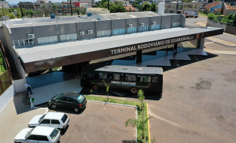 O terminal rodoviário de Guaraniaçu, no Centro-Sul do Estado, é uma extensão da vida de Otacílio de Oliveira. É lá, vendendo sorvetes e picolés, que ele ganha dinheiro para cuidar da família. Os produtos partem de R$ 1,25, dos mais variados tipos de fruta. O sorveteiro anda que é só sorrisos ultimamente. O movimento, diz, melhorou muito depois que o complexo foi reformado.