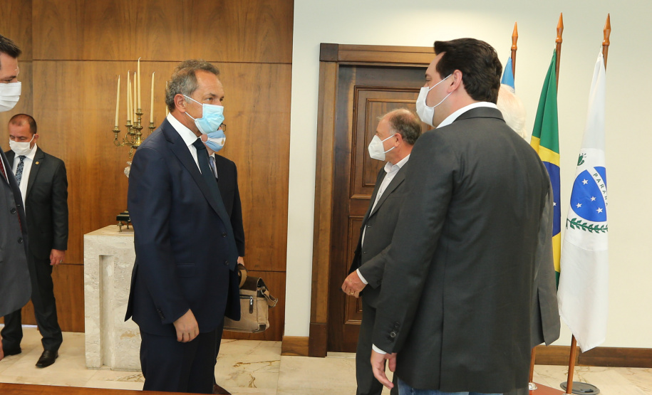 O governador Carlos Massa Ratinho Junior recebe  nesta terca-feira (10) o embaixador da Argentina, Daniel Scioli no Palacio Iguacu. Curitiba, 10/11/2020. Foto: Geraldo Bubniak/AEN