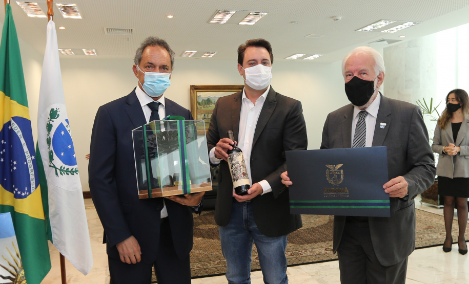 O governador Carlos Massa Ratinho Junior recebe  nesta terca-feira (10) o embaixador da Argentina, Daniel Scioli no Palacio Iguacu. Curitiba, 10/11/2020. Foto: Geraldo Bubniak/AEN