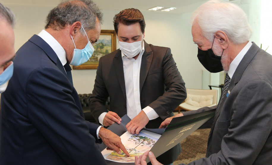 O governador Carlos Massa Ratinho Junior recebe  nesta terca-feira (10) o embaixador da Argentina, Daniel Scioli no Palacio Iguacu. Curitiba, 10/11/2020. Foto: Geraldo Bubniak/AEN