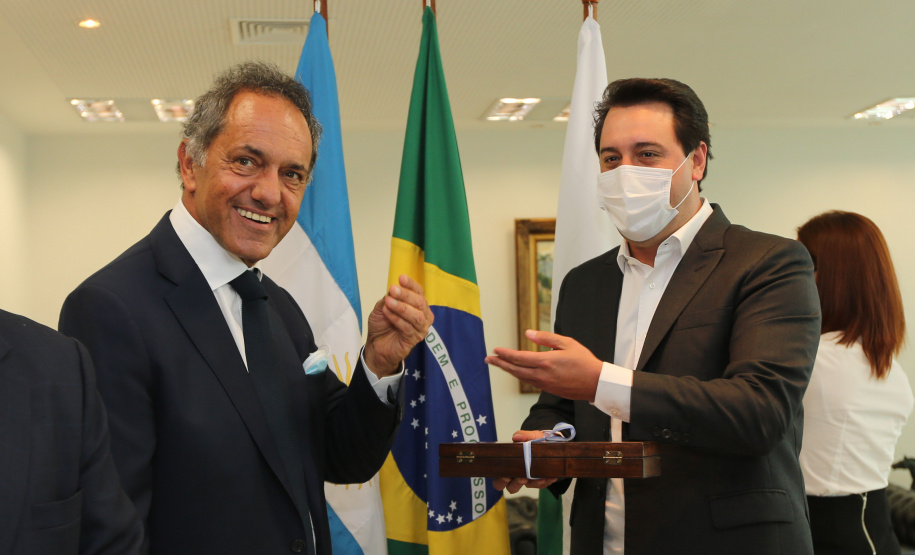 O governador Carlos Massa Ratinho Junior recebe  nesta terca-feira (10) o embaixador da Argentina, Daniel Scioli no Palacio Iguacu. Curitiba, 10/11/2020. Foto: Geraldo Bubniak/AEN
