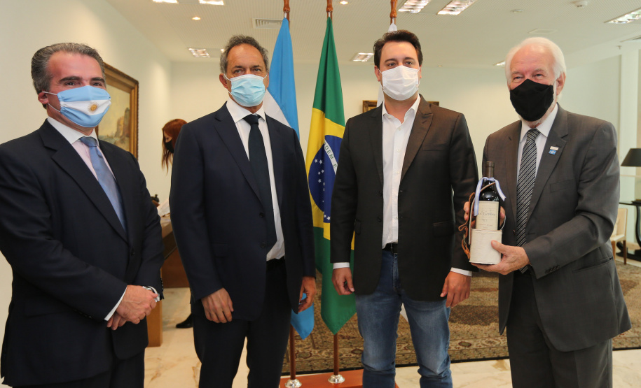 O governador Carlos Massa Ratinho Junior recebe  nesta terca-feira (10) o embaixador da Argentina, Daniel Scioli no Palacio Iguacu. Curitiba, 10/11/2020. Foto: Geraldo Bubniak/AEN