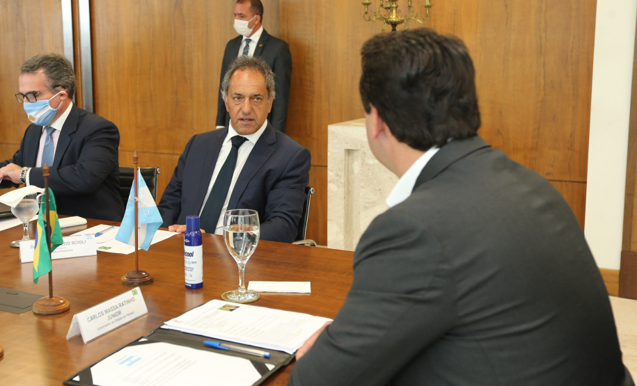 O governador Carlos Massa Ratinho Junior recebe  nesta terca-feira (10) o embaixador da Argentina, Daniel Scioli no Palacio Iguacu. Curitiba, 10/11/2020. Foto: Geraldo Bubniak/AEN