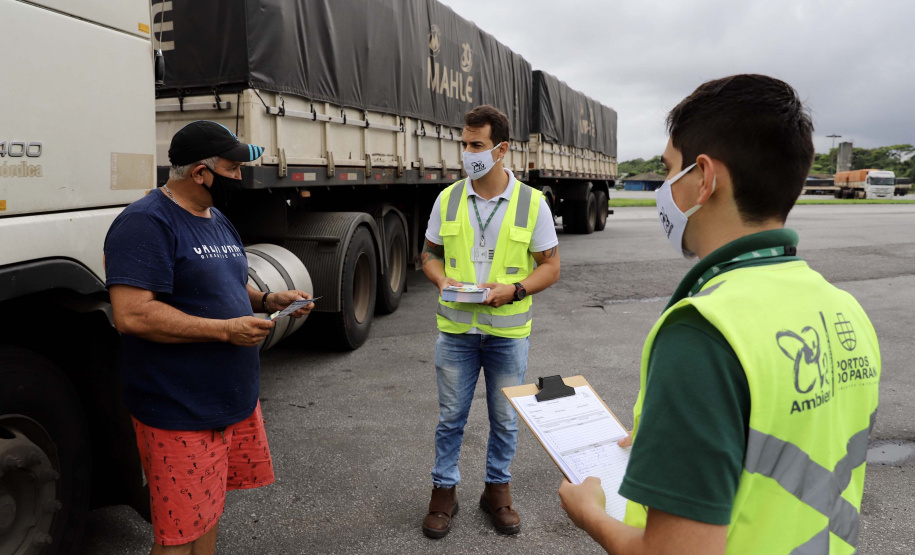 A empresa pública Portos do Paraná dá início à campanha para orientar os trabalhadores portuários, prestadores de serviços e caminhoneiros quanto ao teste do etilômetro, que passa ser realizado a partir do próximo dia 30. O etilômetros é o equipamento utilizado para fazer o exame que indica a concentração de álcool no ar exalado dos pulmões de quem é testado.