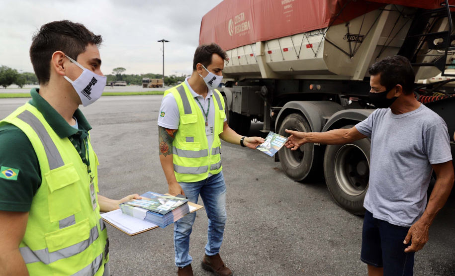 A empresa pública Portos do Paraná dá início à campanha para orientar os trabalhadores portuários, prestadores de serviços e caminhoneiros quanto ao teste do etilômetro, que passa ser realizado a partir do próximo dia 30. O etilômetros é o equipamento utilizado para fazer o exame que indica a concentração de álcool no ar exalado dos pulmões de quem é testado.
