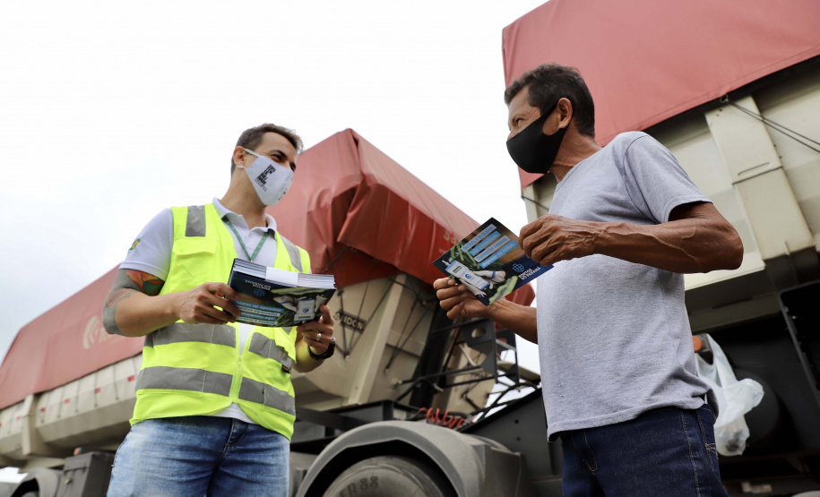 A empresa pública Portos do Paraná dá início à campanha para orientar os trabalhadores portuários, prestadores de serviços e caminhoneiros quanto ao teste do etilômetro, que passa ser realizado a partir do próximo dia 30. O etilômetros é o equipamento utilizado para fazer o exame que indica a concentração de álcool no ar exalado dos pulmões de quem é testado.